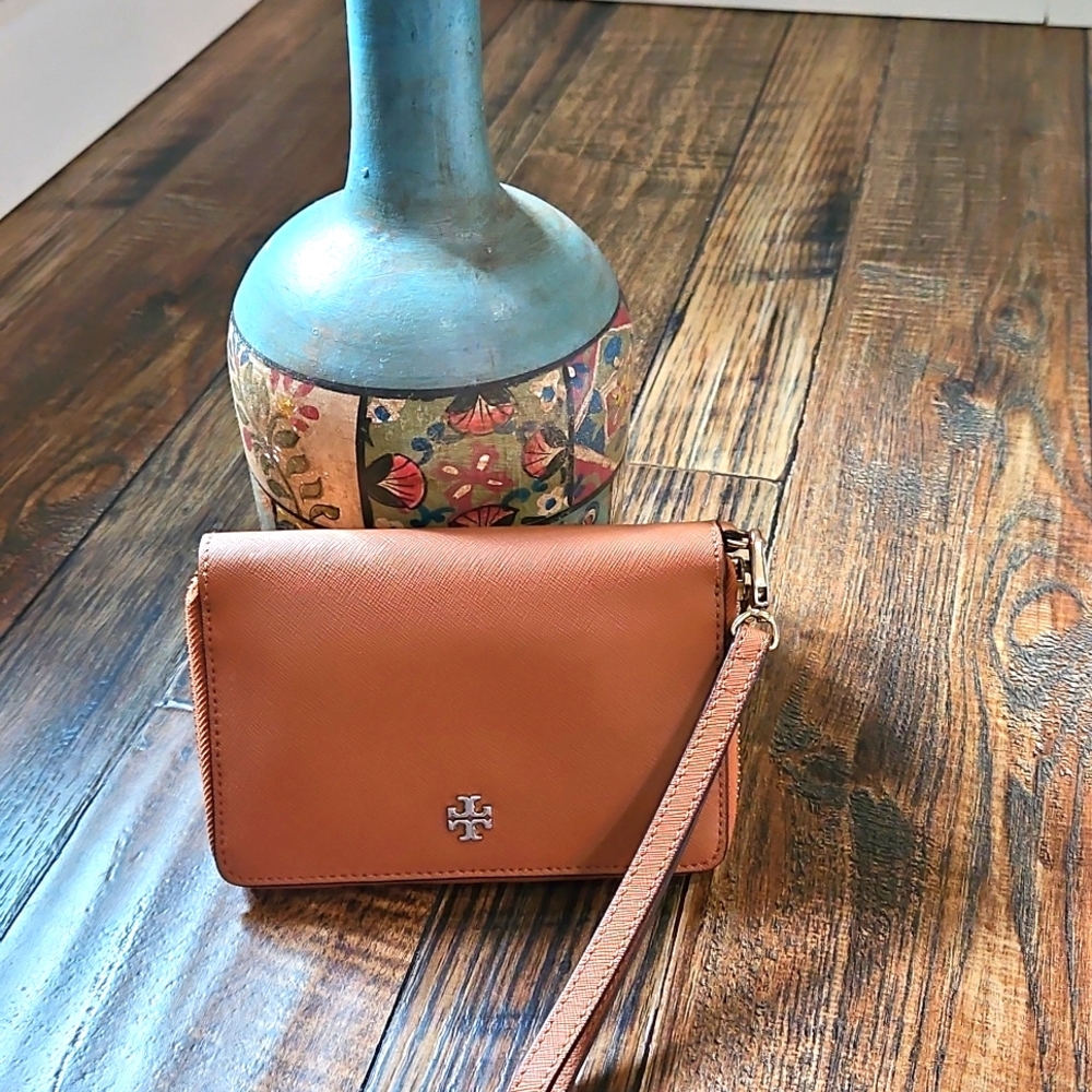 Tory Burch Women's Tan Leather Clutch Wristlet / Wallet. - Picture 11 of 13